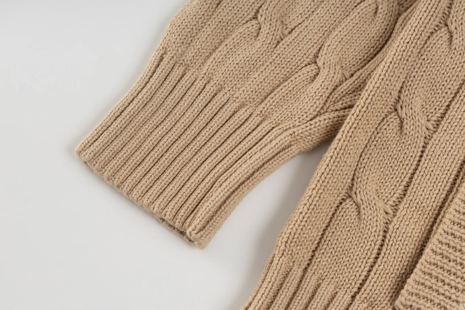 P260 #R98 RALPH LAUREN Ralph Lauren nine-color classic small label embroidery logo full zipper knitted cable cardigan sweater, high-density LOGO embroidery on the chest, original customization of tag accessories. Made of pure cotton yarn, pure cotton is skin-friendly and comfortable, small label war horse embroidered twist zipper cardigan sweater 🐎 high quality, follow the blogger to learn how to wear it! Let’s buy a Ralph Lauren cable sweater. It’s a super hard-to-find series after it became popular. It’s hard to find one on the official website. It’s simple and practical to wear, with a lazy and loose feel. The thickened fabric has more texture, feels soft and delicate, and has a loose fit. Whether worn alone or layered, you can wear different styles of fashion with just one piece!   Size：XS S M L